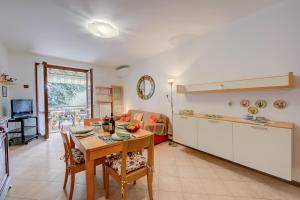 - une cuisine et un salon avec une table et un comptoir dans l'établissement Verde Giada with pool - Happy Rentals, à Toscolano Maderno