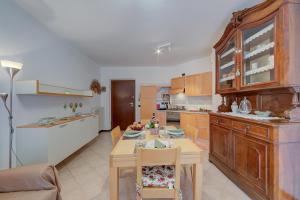 une cuisine avec une table et une salle à manger dans l'établissement Verde Giada with pool - Happy Rentals, à Toscolano Maderno