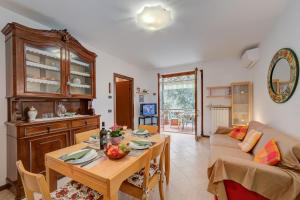- un salon avec une table et un canapé dans l'établissement Verde Giada with pool - Happy Rentals, à Toscolano Maderno