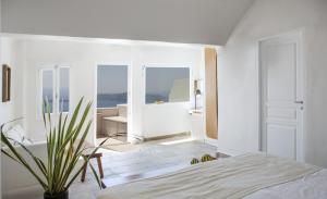 易莫洛林Amaze Suites的海景白色卧室