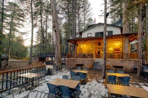 ein Haus im Wald mit Tischen und Stühlen in der Unterkunft Doceia Hotel in Kastamonu