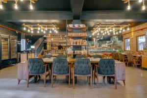 ein Esszimmer mit Tisch und Stühlen in der Unterkunft Doceia Hotel in Kastamonu