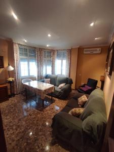 sala de estar con sofá y mesa en Casa Rural La Pariente en El Real de la Jara