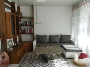 uma sala de estar com um sofá e uma mesa em Stricker em Markelfingen