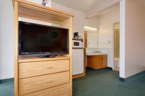 Kuchyň nebo kuchyňský kout v ubytování Townhouse Motel
