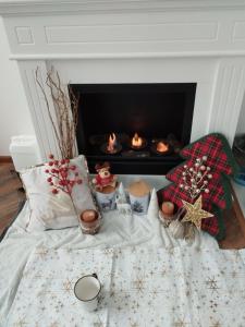 mesa de Navidad con chimenea en la sala de estar en Premium Studio in Borovets, en Borovets