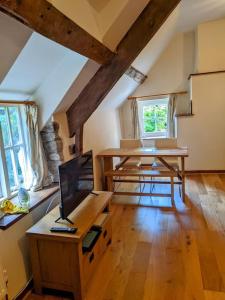 ein Wohnzimmer mit einem Schreibtisch und einem Computer darauf in der Unterkunft The Old Granary Farm Cottage in Abergavenny