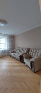 une chambre avec quatre canapés dans l'établissement Трикімнатна Карпенка біля Порт-Сіті, à Loutsk