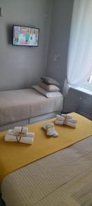 pokój hotelowy z dwoma łóżkami i ręcznikami na stole w obiekcie Hotel Castelfidardo w Rzymie