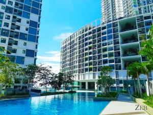 una piscina frente a un edificio alto en i-City【CASA MILA】~Wifi/Netflix/Parking~7pax en Shah Alam
