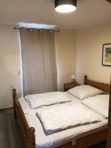 Postel nebo postele na pokoji v ubytování Haus-Koralle-Wohnung-links