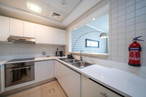 Kuchyň nebo kuchyňský kout v ubytování LUXFolio Retreats - Spacious Modern Living - JBR