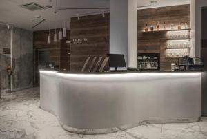 una hall con un grande bancone bianco in una stanza di IG Hotel a Gornji Milanovac