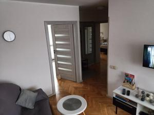 uma sala de estar com uma porta que leva a um quarto em Kotlarska Apartment em Breslávia