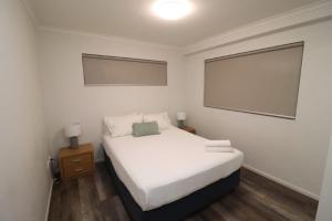 Een bed of bedden in een kamer bij Forty at Urban Quarter