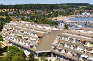 een luchtzicht op een hotel met een jachthaven bij Ferienwohnung Backbord in Schilksee
