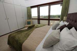 1 dormitorio con cama grande y ventana grande en Alvor Beach Front Line Bay, en Alvor
