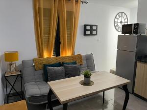 sala de estar con sofá y mesa en Sunny Holiday Terrace Apartment, en Almuñécar