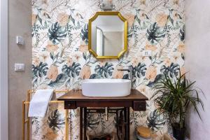 ein Badezimmer mit einem Waschbecken und einem Spiegel an der Wand in der Unterkunft Adelaide al Borgo. in Castelnuovo di Porto