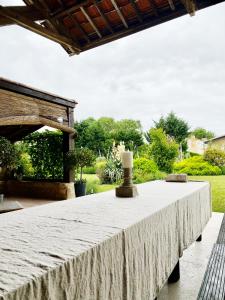 une table blanche avec une bougie en haut dans l'établissement Gîte - LA CLOCHETTE, à Lugon et l’Ile du Carney