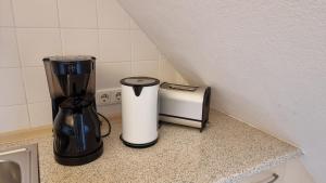 a kitchen counter with a blender and a toaster at Ferienapartment Usedom in Ostseebad Koserow