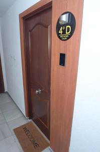 una puerta de madera con un cartel redondo en Alojamiento Beethoven Luxury en Málaga