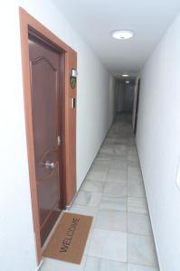 an empty hallway with a door and a tile floor at Alojamiento Beethoven Luxury in Málaga