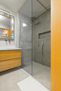 a bathroom with a shower with a glass door at Na Bogówce in Zakopane