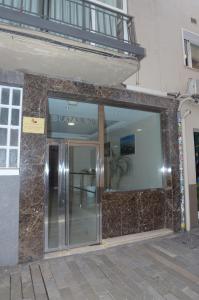 uma entrada para um edifício com uma porta de vidro deslizante em Alojamiento Beethoven Luxury em Málaga