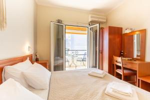 A bed or beds in a room at Cavos Beach House