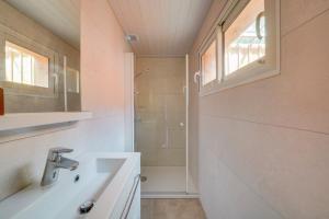 a bathroom with a sink and a shower at Jolie petite maison de ville Bordeaux in Bordeaux