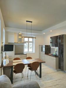 a kitchen with a dining room table and chairs at Ferienwohnung Gebauer in Görlitz