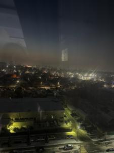 - Vistas a la ciudad por la noche con luces en Двух комнатная квартира возле Арбат en Almaty