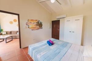 - une chambre avec un lit doté d'un oreiller rose dans l'établissement Villa Topzicht - Sunshine, à Willemstad