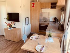 a small kitchen with a table with wine glasses on it at Tinyhaus im Altmühltal in Beilngries