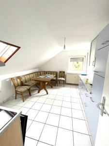 eine Küche und ein Wohnzimmer mit einem Tisch und Stühlen in der Unterkunft Ferienwohnung für 5 Personen, gemütlich und möbliert in Stein bei Nürnberg