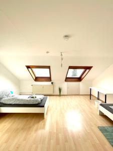 ein Schlafzimmer mit einem Bett und zwei Oberlichtern in der Unterkunft Ferienwohnung für 5 Personen, gemütlich und möbliert in Stein bei Nürnberg