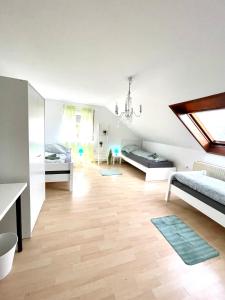 a living room with two beds and a room with a window at Ferienwohnung für 5 Personen, gemütlich und möbliert in Stein