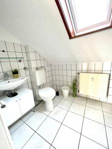 a bathroom with a toilet and a sink at Ferienwohnung für 5 Personen, gemütlich und möbliert in Stein