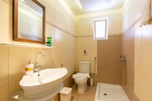 A bathroom at Cavos Beach House
