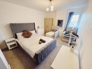 - une petite chambre avec un lit et une chaise dans l'établissement City Centre Apartment - Sleeps 6 - Open Plan, à Newcastle upon Tyne