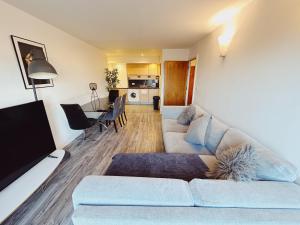 - un salon avec un canapé et une table dans l'établissement City Centre Apartment - Sleeps 6 - Open Plan, à Newcastle upon Tyne