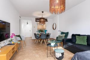 a living room with a couch and a table at Mi Patio in Torrevieja