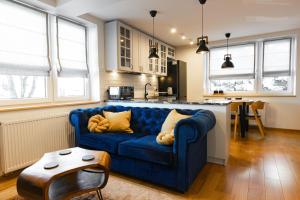 a living room with a blue couch in a kitchen at Na Bogówce in Zakopane
