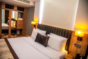 Letto o letti in una camera di Golden Tulip Lekki