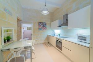 Η κουζίνα ή μικρή κουζίνα στο Typical Maltese town house just outside Valletta