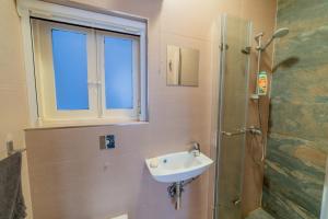 Ένα μπάνιο στο Typical Maltese town house just outside Valletta +9 φωτογραφίες