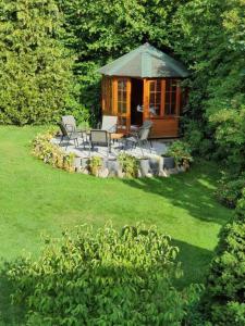 a gazebo in the middle of a yard at Pension Robin Hood in Willingen