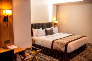 Letto o letti in una camera di Golden Tulip Lekki