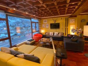 a living room with a yellow couch and a tv at Vistas del Toneo in Puebla de Lillo +33 photos